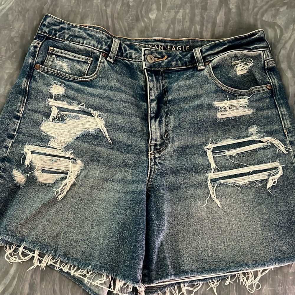 American Eagle bermudas shorts.